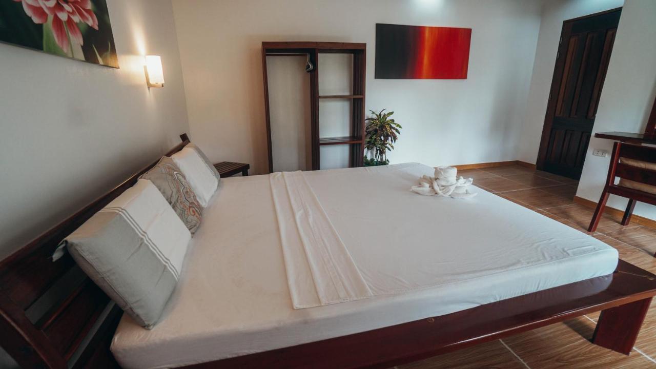 Point 303 Resort General Luna  Buitenkant foto