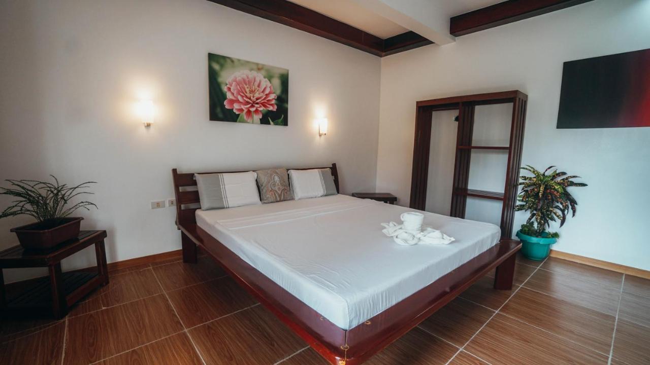 Point 303 Resort General Luna  Buitenkant foto
